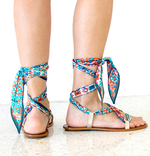Sandales enveloppantes à foulard en soie "Tile"